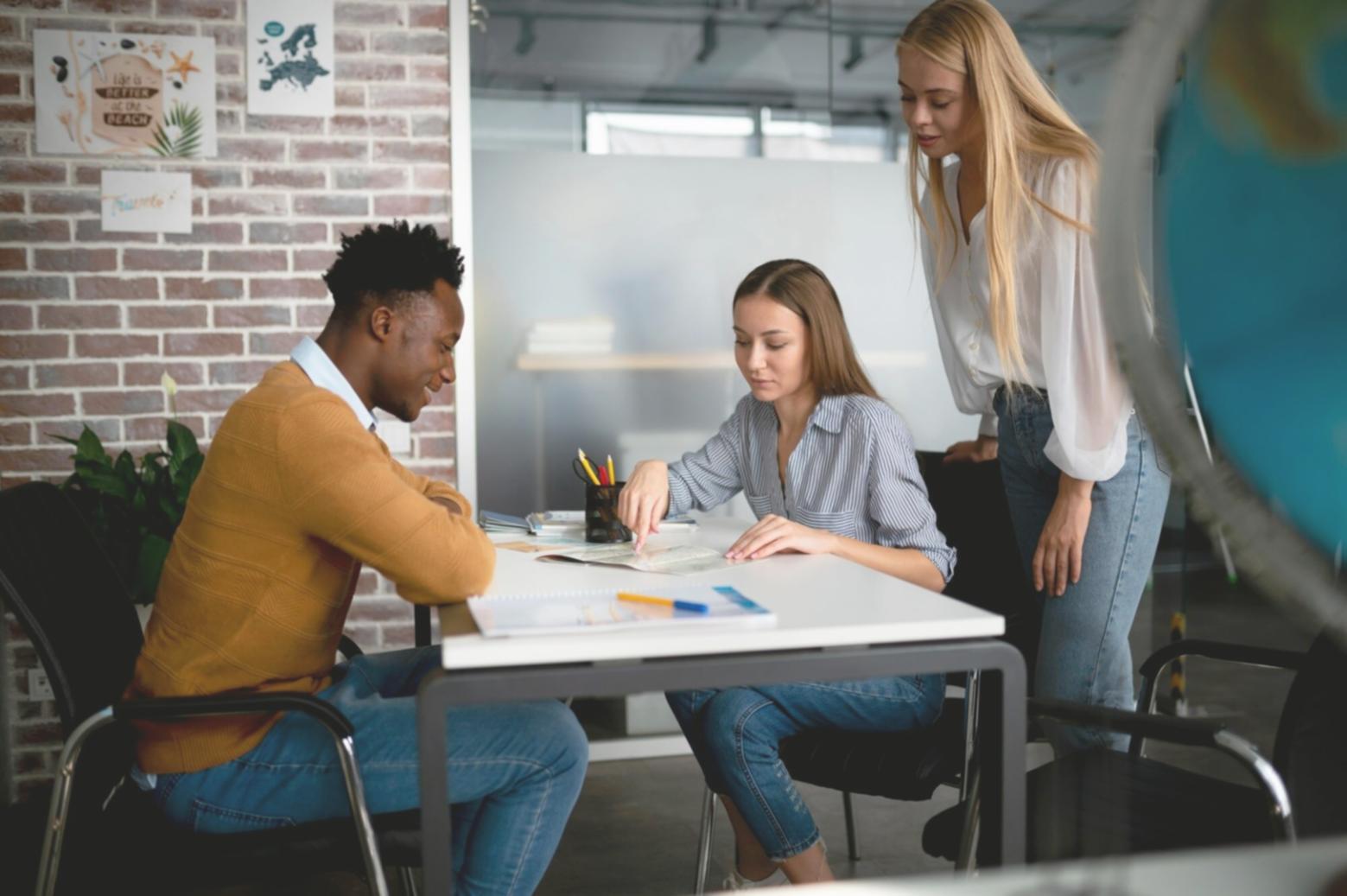 Persona che lavora su sviluppo personale con materiali di apprendimento