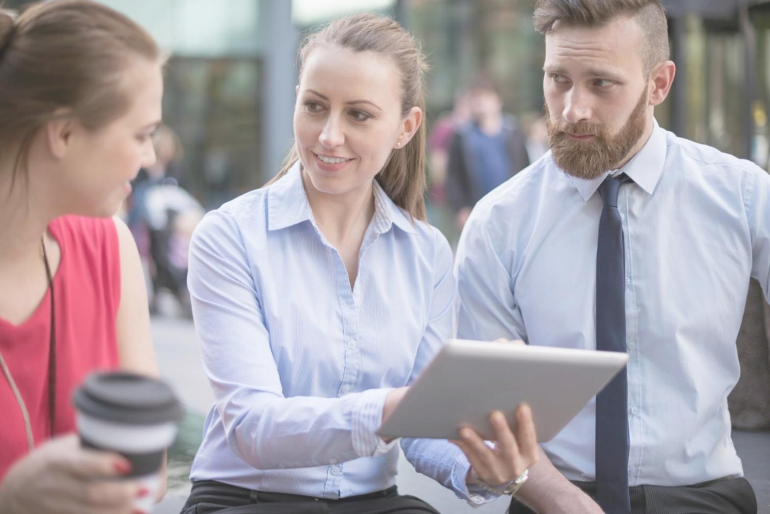 Spazio di lavoro organizzato per l'apprendimento remoto con scrivania ordinata e illuminazione naturale